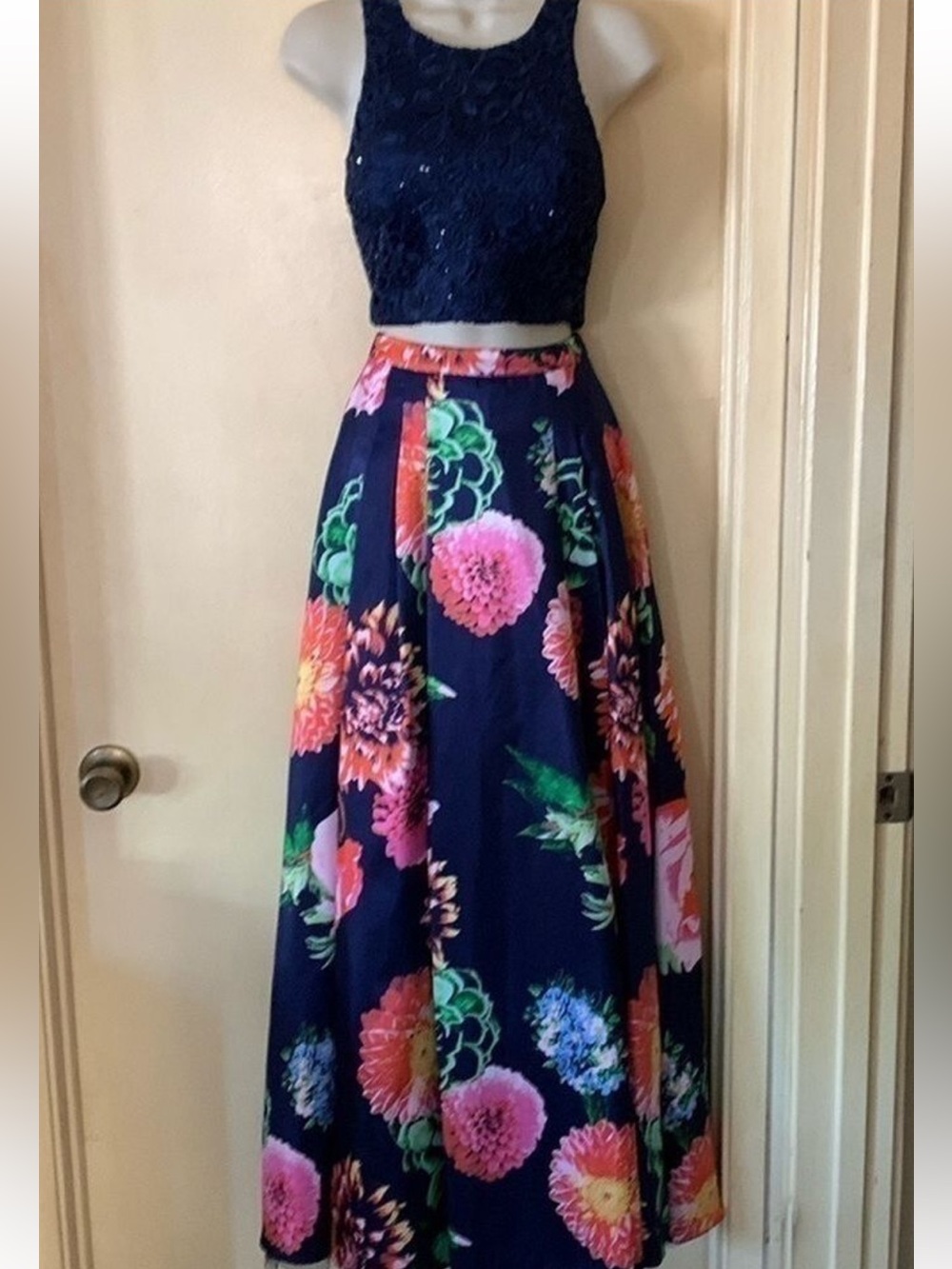 Sequin Hearts 2 piece prom dress size junior 3